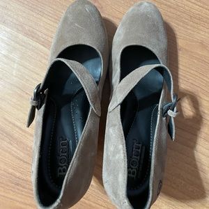 Born Mary Jane style shoes. Suede fabric.